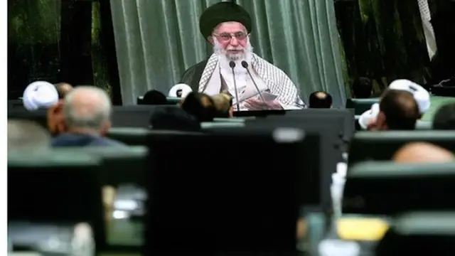 تصویری از سخنرانی ویدئویی آیت الله خامنه ای برای نمایندگان مجلس شورای اسلامی. رهبر ایران "تذکر" خود را در واکنش به یکی از گزارش های کمیسیون های مجلس صادر کرده است