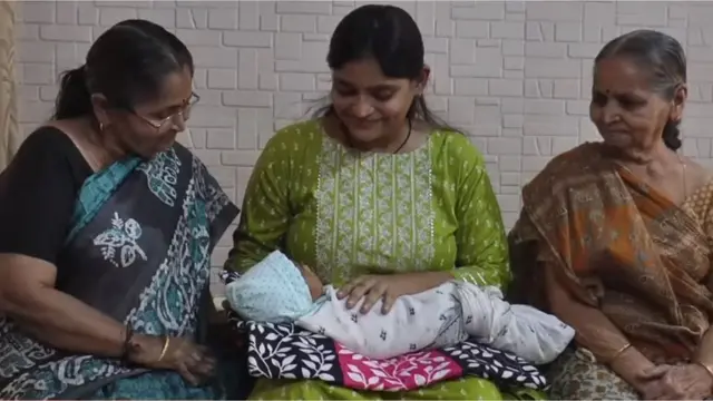 ડિમ્પી પરમાર (વચ્ચે) નવજાત શિશુ સાથે