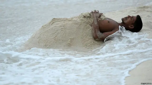 ਮਾਲਦੀਵ ਦੀ ਅਰਥਵਿਵਸਥਾ ਸੈਰ-ਸਪਾਟੇ 'ਤੇ ਨਿਰਭਰ ਹੈ।