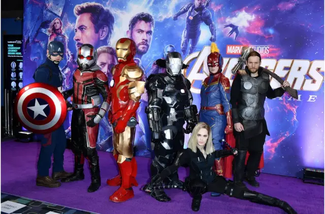 故事情節也相對較弱，對白可能比你期待的要多，沒那麼沉重也沒那麼瘋狂，更像是一部吵吵鬧鬧的犯罪電影，