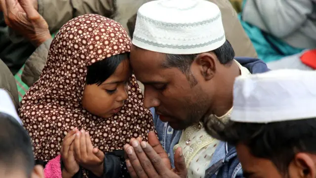 ঢাকার কাছে টঙ্গিতে বিশ্ব ইজতেমায় মোনাজাত করছে বাবা ও কন্যা, ১২-০১-২০২০।