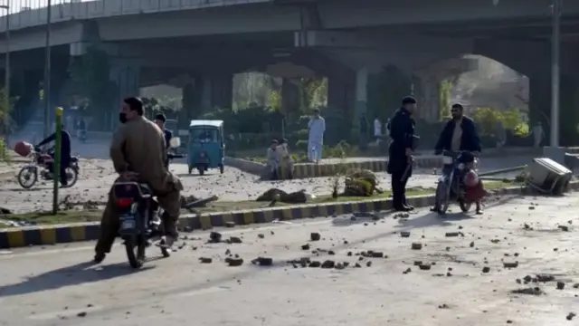 इस्लामाबाद में इमरान ख़ान की गिरफ़्तारी के बाद हुए हिंसक प्रदर्शनों में कई इमारतों को नुकसान पुहंचा है.