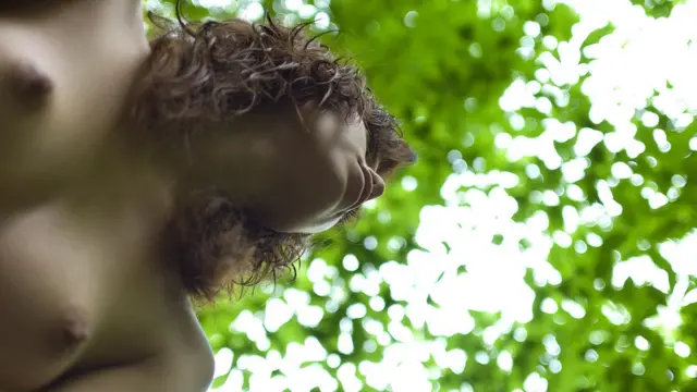 Une femme au torse denudé