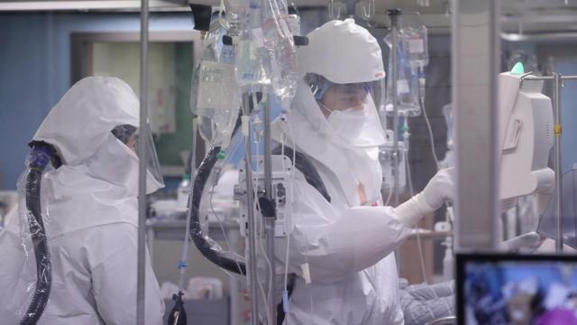 24일 경기도 평택시 박애병원 중환자실에서 의료진들이 코로나19 중증환자를 돌보고 있다