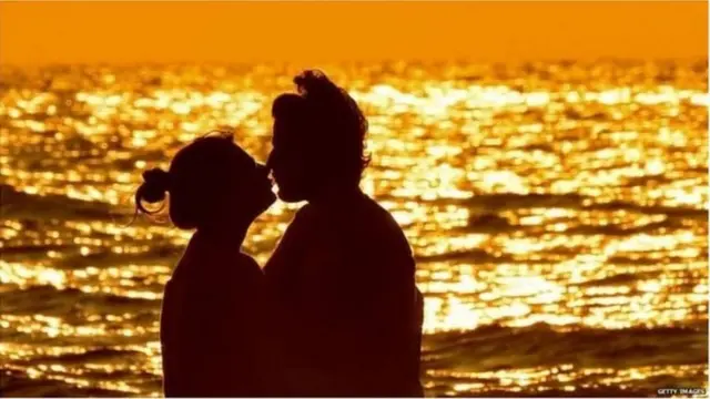 బీచ్లో జంట