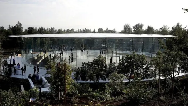 المسرح الذي أُطلِق عليه اسم "ستيف جوبز" في المقر الضخم الخاص بـ"آبل"