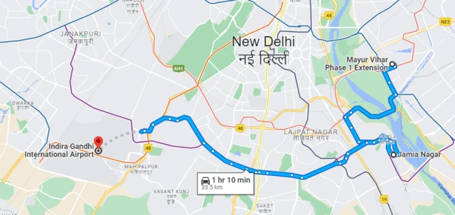 జామియా నగర్ నుంచి మయూర్ విహార్ పేజ్-1 ఎక్స్‌టెన్సన్ ఒక దిశలో ఉండగా ఎయిర్‌పోర్ట్ మరొక దిశలో ఉండటాన్ని చూడొచ్చు.