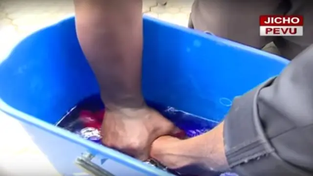 Yoza abantu ibirenge akavuga ko bavuye amaraso