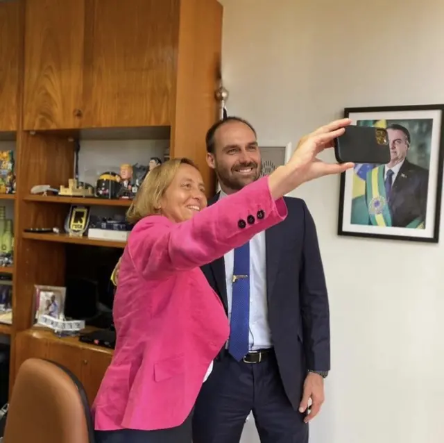 Beatrix faz selfie com Eduardo Bolsonaro