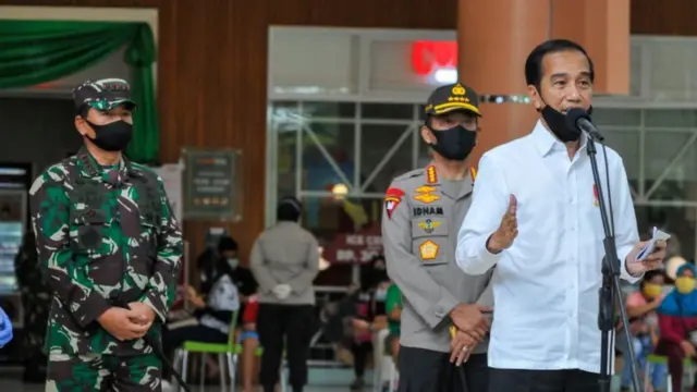 Presiden Joko Widodo (kanan) bersama Panglima TNI Marsekal Hadi Tjahjanto (kiri) dan Kapolri Jenderal Pol Idham Aziz (kedua kanan) memberikan keterangan kepada wartawan usai meninjau salah satu pusat perbelanjaan, di Bekasi, Jawa Barat, Selasa (26/05)