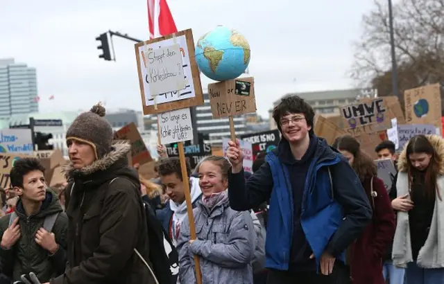 صحنه های اعتراضی دانش اموزان