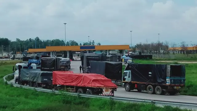 ထိုင်း-မြန်မာချစ်ကြည်ရေး တံတားအမှတ် ၂ အဝင်လမ်းပေါ်မှာ တန်းစီပြီးစောင့်