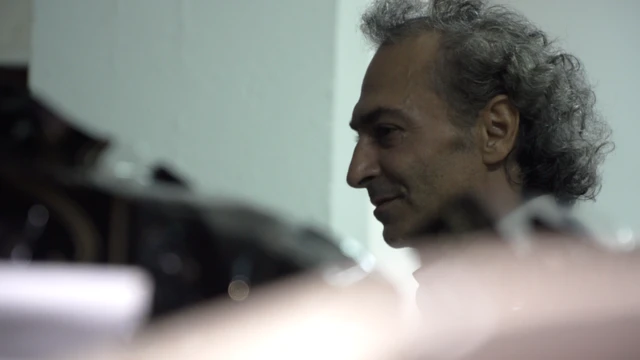 এই শিল্পী মনে করেন যুদ্ধ করার জন্য সামরিক বাহিনী লোকজনকে ডেকে পাঠাবে তাদের কোন অভিজ্ঞতা না থাকার পরেও।