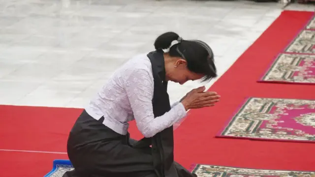 ဖခင်ဗိုလ်ချုပ်နဲ့ တခြား အာဇာနည် ခေါင်းဆောင်ကြီး တွေကို ဒေါ်အောင်ဆန်းစုကြည် လွမ်းသူ့ပန်းခွေချ ဂါရဝ ပြုခဲ့