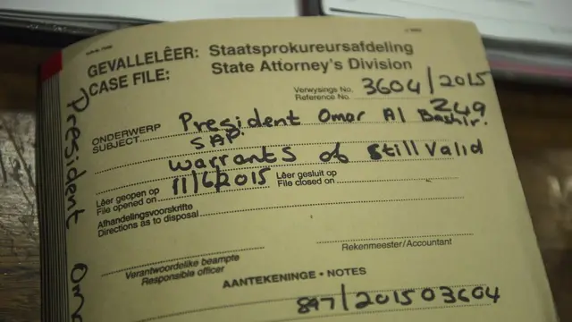 ملف القضية ضد الرئيس السوداني عمر البشير في هيئة المحكمة في محكمة شمال غوتنغ العليا في 15 يونيو / حزيران 2015.