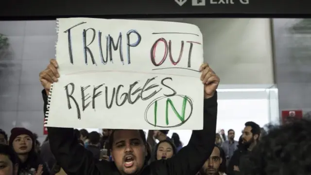 अमरीका के सेन फ्रांसिस्को हवाईअड्डे पर ट्रंप के आदेश के ख़िलाफ़ प्रदर्शन