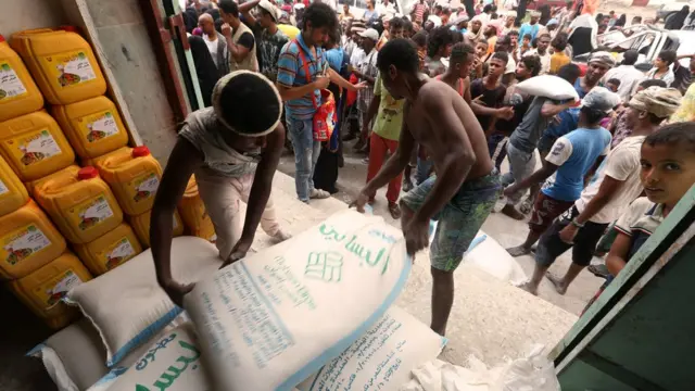 يمنيون يتلقون مساعدات في مدينة الحديدة. (14 يونيو/حزيران، 2018)