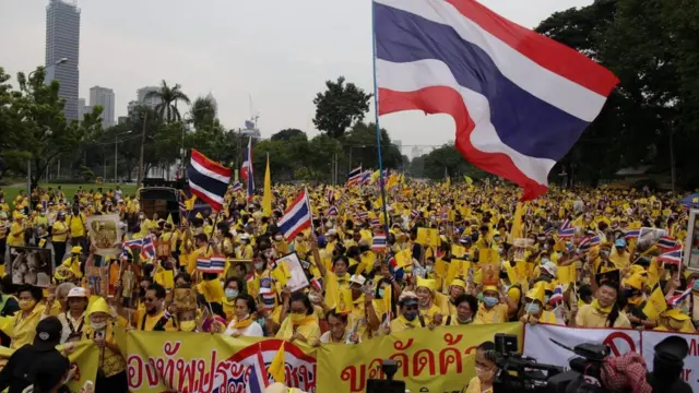 มวลชน "เสื้อเหลือง"