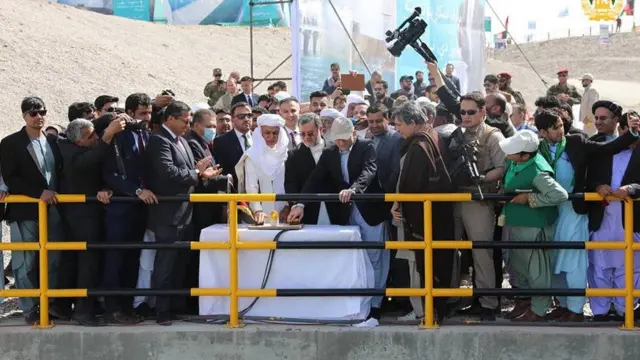 محمد اشرف غنی و دو معاون او در حال فشردن دکمه آغاز بهره برداری از بند کمال خان