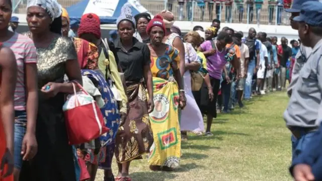 Abaturage ba Zimbabwe bakomeje gutonda umurongo bajya gusezera bwa nyuma ku murambo wa Robert Mugabe ku munsi w'ejo