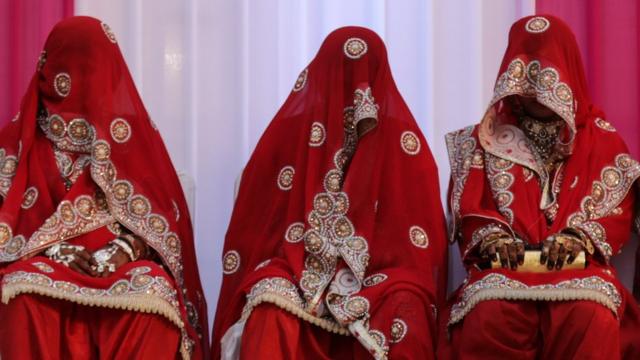 数名穿着回教结婚装束的女子