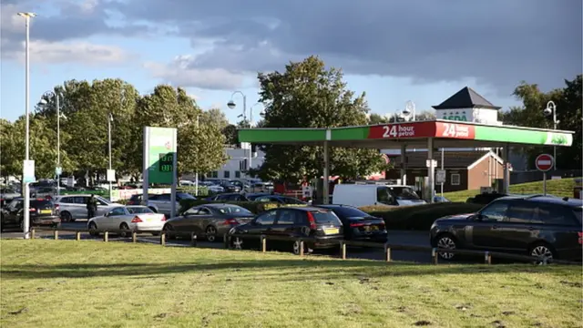 Ya kuma ce sojoji za su fara aikin safarar man a cikin 'yan kwanaki masu zuwa.