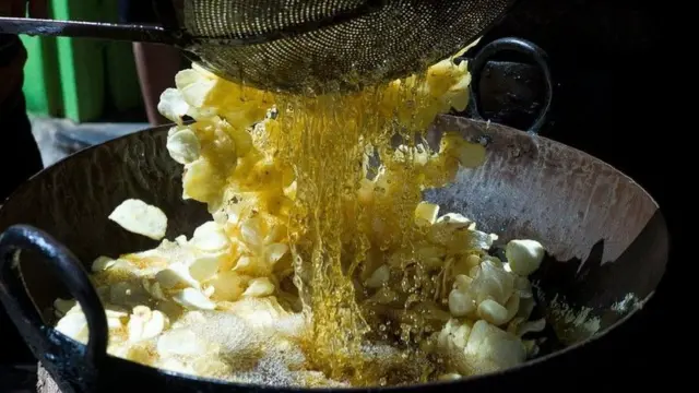 بعض الأنواع من الزيوت، مثل زيت بذور اللفت وزيت النخيل، تعد الخيارات الصحية لطهي الطعام