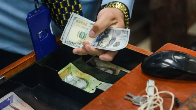 Hombre con billetes.