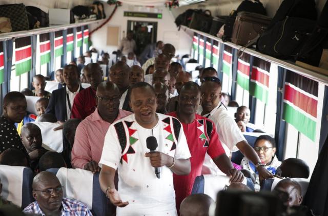 肯尼亚总统肯雅塔在通车仪式后登上列车体验并向外国记者发表讲话。
