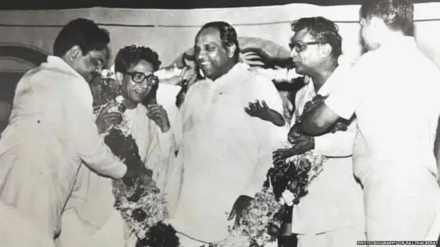 गिरणी कामगारांच्या समर्थनासाठी बाळासाहेब ठाकरे, शरद पवार, जॉर्ज फर्नांडिस हे तिन्ही नेते एकत्र आले होते. दसरा मेळाव्याचा तो कार्यक्रम होता. या तिघांचा एक पुष्पहार घालून छगन भुजबळ यांनी सत्कार केला होता.