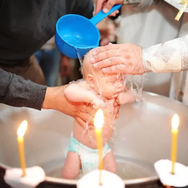 Bautismo de un bebé en Armenia