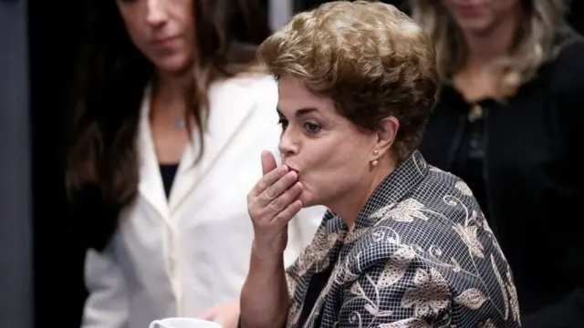 Ex-presidente Dilma Rousseff cumprimenta pessoas