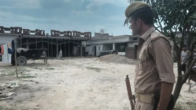 नक्षत्र सिंह के घर के बाहर तैनात सुरक्षाकर्मी