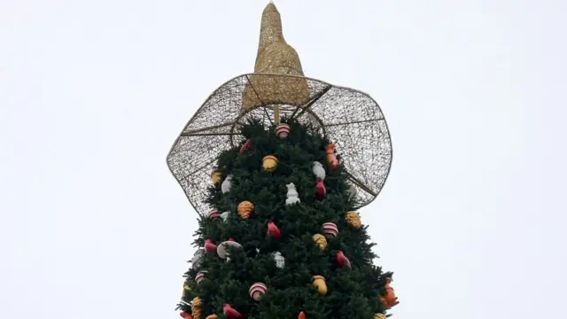 Ялинка роздору. Соцмережі сперечаються через "відьмацький" капелюх на головній ялинці країни