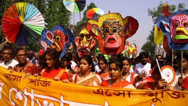 বাংলা নববর্ষের দিন বাংলাদেশে মঙ্গল শোভাযাত্রা