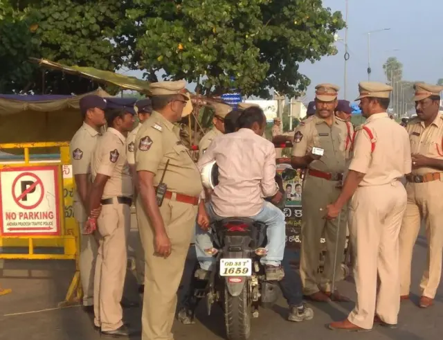 మందడం గ్రామం వద్ద తనిఖీలు చేస్తున్న పోలీసులు