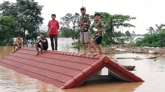 Wengi wa wakaazi walilazimika kupanda juu ya paa za nyumba zao ili kukwepa mafuriko