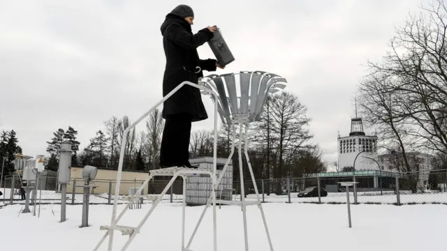 Сотрудница Росгибромета снимает показания погоды