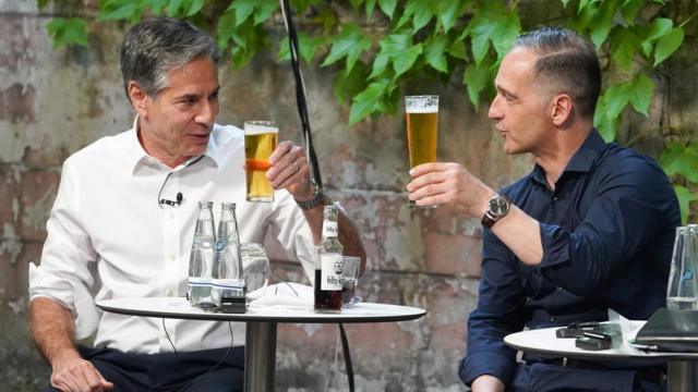 Госсекретарь США Энтони Блинкен и министр иностранных дел Германии Хайко Маас пьют пиво в Берлине