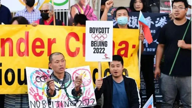 인권 활동가들이 지난달 3일 미국 캘리포니아 로스엔젤레스의 중국 영사관 앞에서 2022년 베이징 동계올림픽 보이콧을 요구하며 시위를 벌이고 있다
