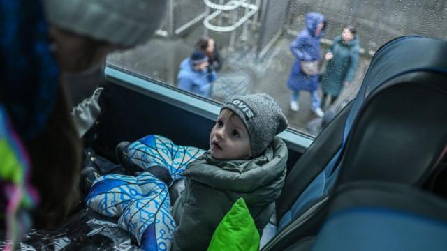Автобус с украинскими беженцами в Кракове