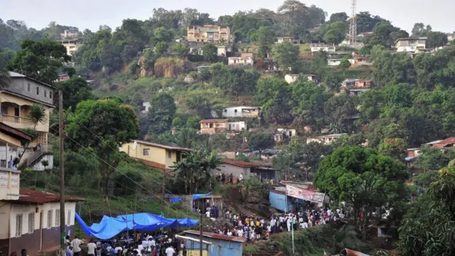 Freetown está rodeada de montañas boscosas.