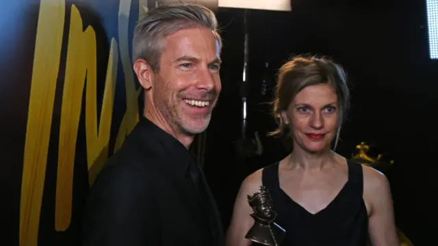 Руководители театра Kidd Pivot Джонатон Янг и Кристал Пита на церемонии вручения премии Оливье в лондонском Royal Albert Hall 9 апреля 2017 г.