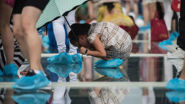 El puente de 6 metros de ancho - diseñado por el arquitecto israelí Haim Dotan- ya ha establecido records mundiales por su arquitectura y construcción.