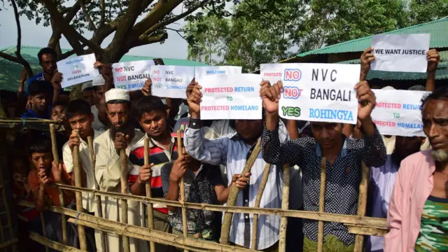 নিরাপত্তা পরিষদের প্রতিনিধিরা কুতুপালং শিবিরে পৌঁছুলে প্লাকার্ড পোস্টার নিয়ে দাবি জানায় শত শত রোহিঙ্গা