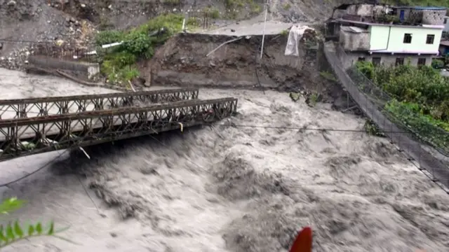 बाढीले बेनी–जोमसोम सडक अन्तर्गत म्याग्दीको बेनी नगरपालिकामा रघुगङ्गा नदीमा पुलमा क्षति पुर्‍याएको छ