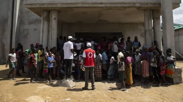 Des familles mozambicaines sont accueillies au Centre pour les victimes de violence sexiste, qui sert d'abri temporaire, après le passage du cyclone.