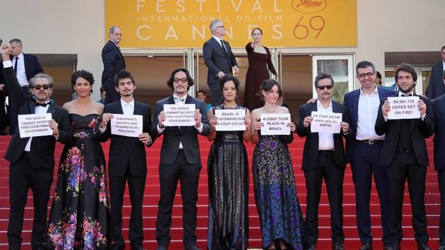 Elenco do filme Aquarius protesta no final de cinema de Cannes