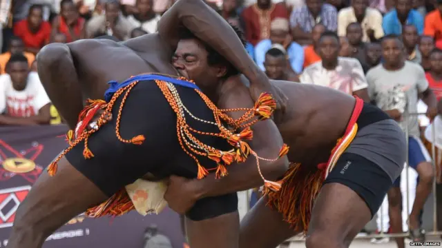 ਰਮਜਾਨ ਮਹੀਨੇ ਦੇ ਅੰਤ ਉੱਤੇ ਨਾਈਜੀਰੀਆ ਦੇ ਰਵਾਇਤੀ ਸਮਾਗਮਾਂ ਦੇ ਹਿੱਸੇ ਵਜੋਂ ਦੋ ਪਹਿਲਵਾਲ ਜ਼ੋਰ ਆਜ਼ਮਾਉਂਦੇ ਹੋਏ।