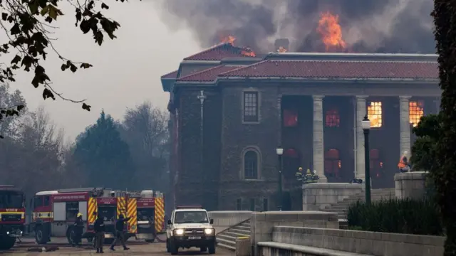 Firefighters dey try to quench one fire for di Jagger Library, at di University of Cape Town